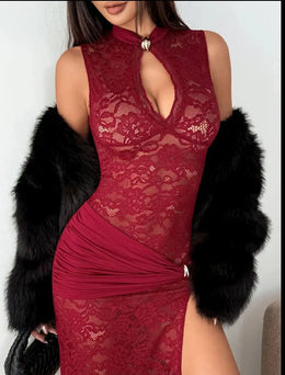 Vestido Comprido de Renda com Fenda Alta