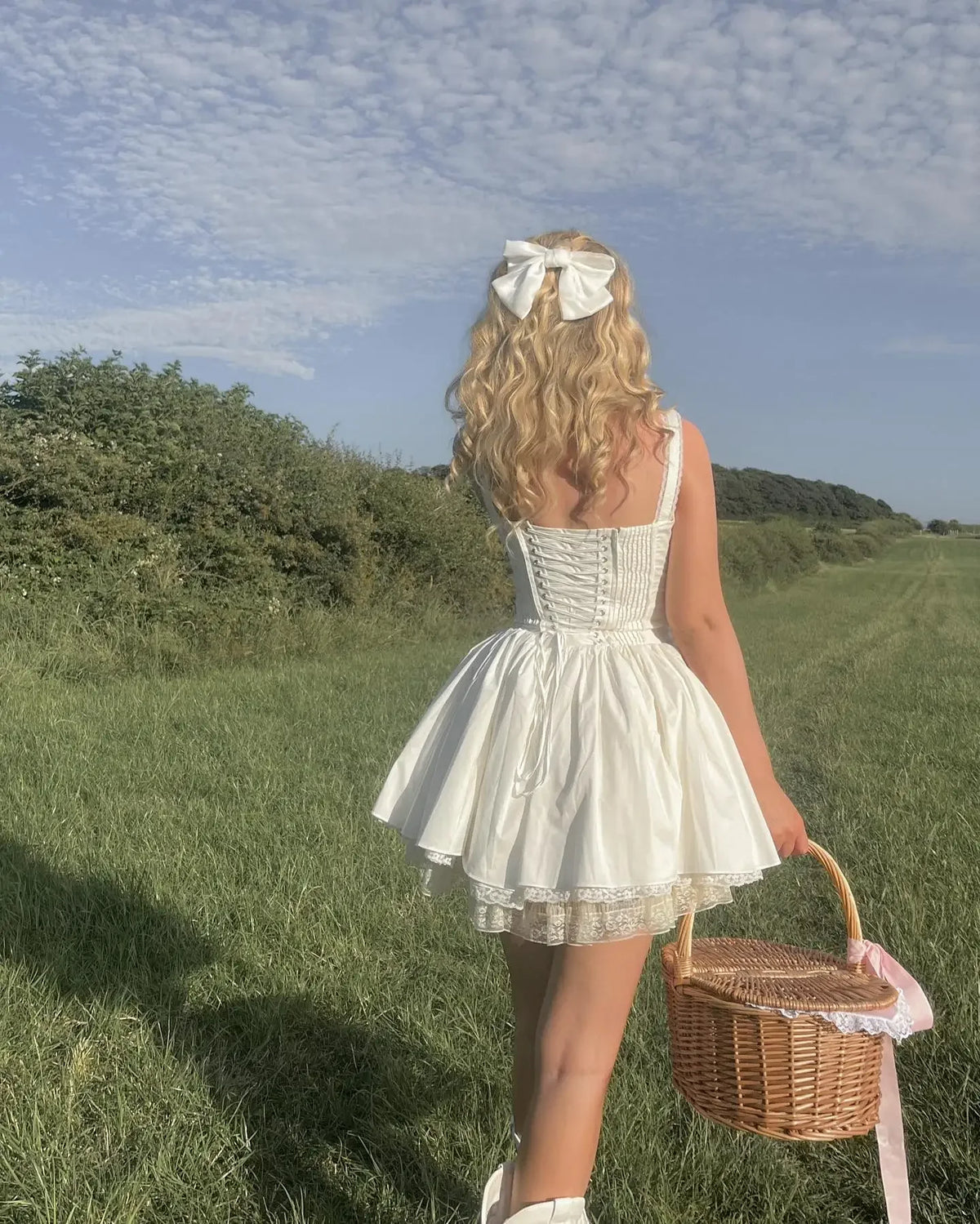 Vestido Curto Branco com Corpete de Renda
