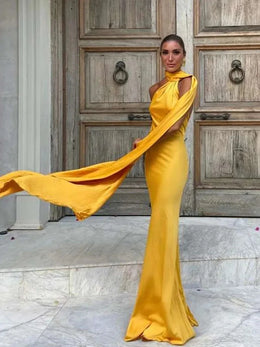 Vestido Comprido Acetinado com Costas Descobertas — Modelo Multicolorido