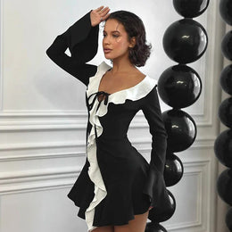 Vestido Curto com Folhos e Mangas Amplas