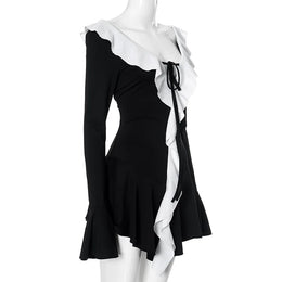 Vestido Curto com Folhos e Mangas Amplas