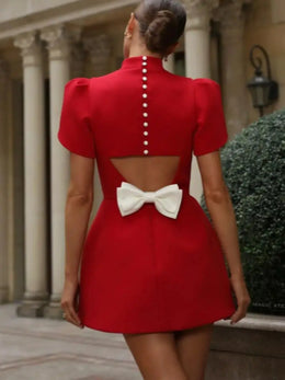 Vestido Curto com Laço e Recortes