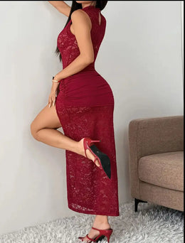 Vestido Comprido de Renda com Fenda Alta