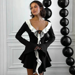 Vestido Curto com Folhos e Mangas Amplas