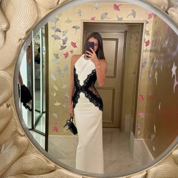 Vestido Longo Branco com Decote Halter e Renda