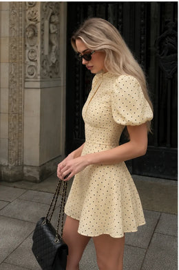 Vestido Curto de Bolas com Mangas Balão