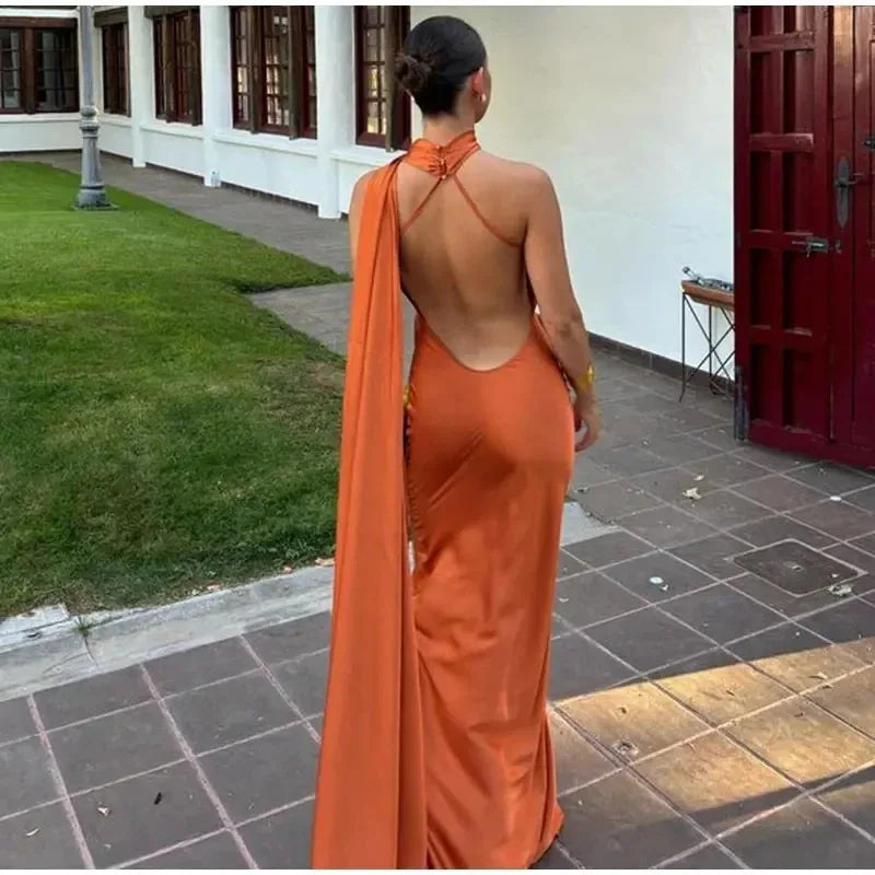 Vestido Comprido Acetinado com Costas Descobertas — Modelo Multicolorido