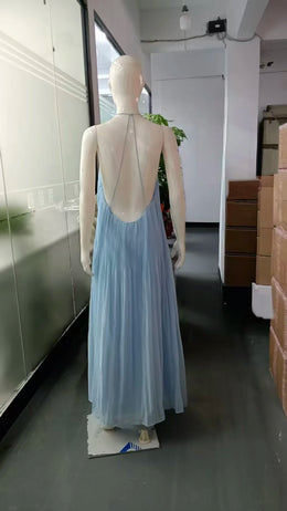 Vestido Comprido Plissado com Decote Halter e Costas Descobertas