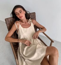 Vestido Curto em Linho com Atacadores