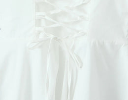 Vestido Curto com Corpete de Renda e Botões