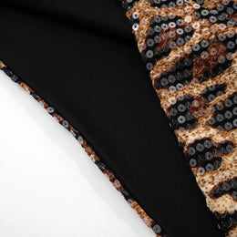 Vestido Curto com Lantejoulas e Decote em V