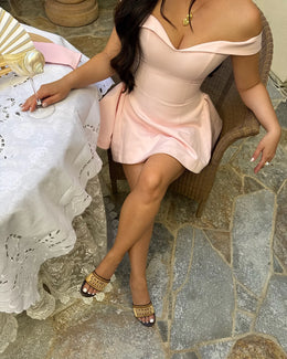 Vestido Curto Rosa de Ombros Descobertos