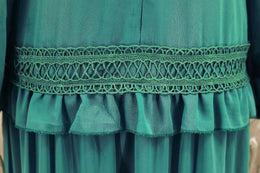 Vestido Comprido com Folhos e Manga Comprida