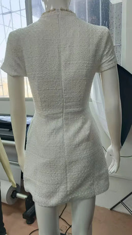 Vestido Curto em Tweed com Ombros Estruturados