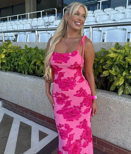 Vestido Curto Bordado com Costas Descobertas
