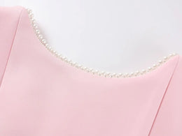 Vestido Curto com Laço de Pérolas e Costas Descobertas