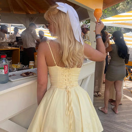Vestido Curto com Corpete de Renda e Botões
