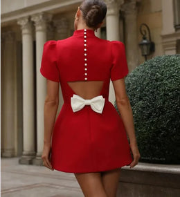 Vestido Curto com Laço e Recortes