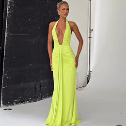 Vestido Comprido com Decote Halter e Costas Descobertas — Bordô