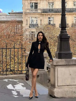 Vestido Curto com Recortes e Manga Comprida