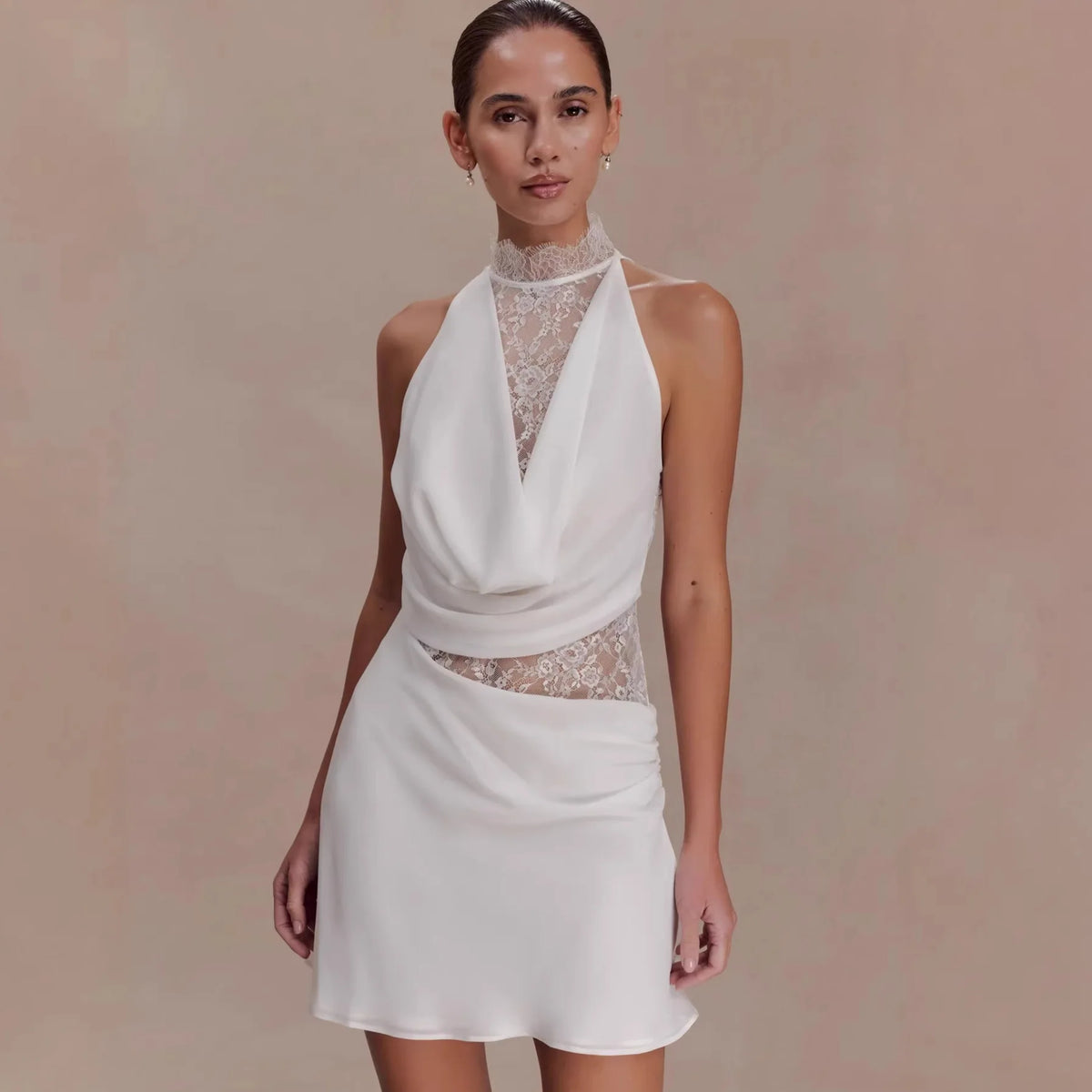 Vestido Curto Branco de Renda com Gola Alta
