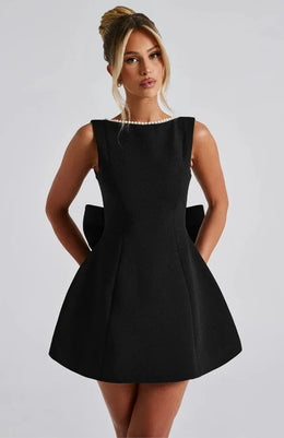 Vestido Curto com Laço de Pérolas e Costas Descobertas