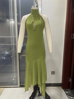 Vestido Comprido com Decote Halter, Folhos e Costas Descobertas
