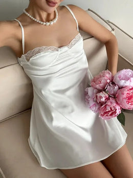 Vestido Curto de Cetim com Renda e Costas Descobertas