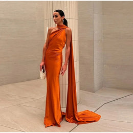 Vestido Comprido Acetinado com Costas Descobertas — Modelo Multicolorido