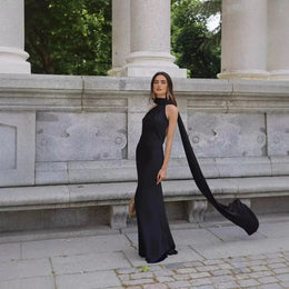 Vestido Comprido Acetinado com Costas Descobertas — Modelo Multicolorido