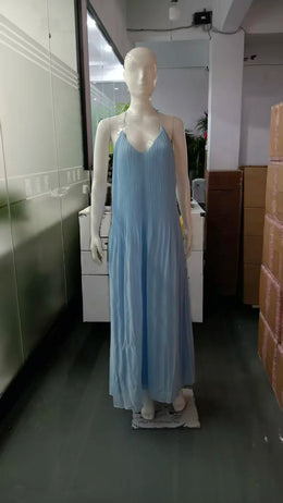 Vestido Comprido Plissado com Decote Halter e Costas Descobertas