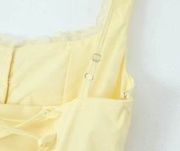 Vestido Curto com Corpete de Renda e Botões