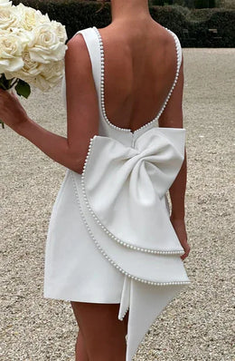 Vestido Curto com Laço de Pérolas e Costas Descobertas