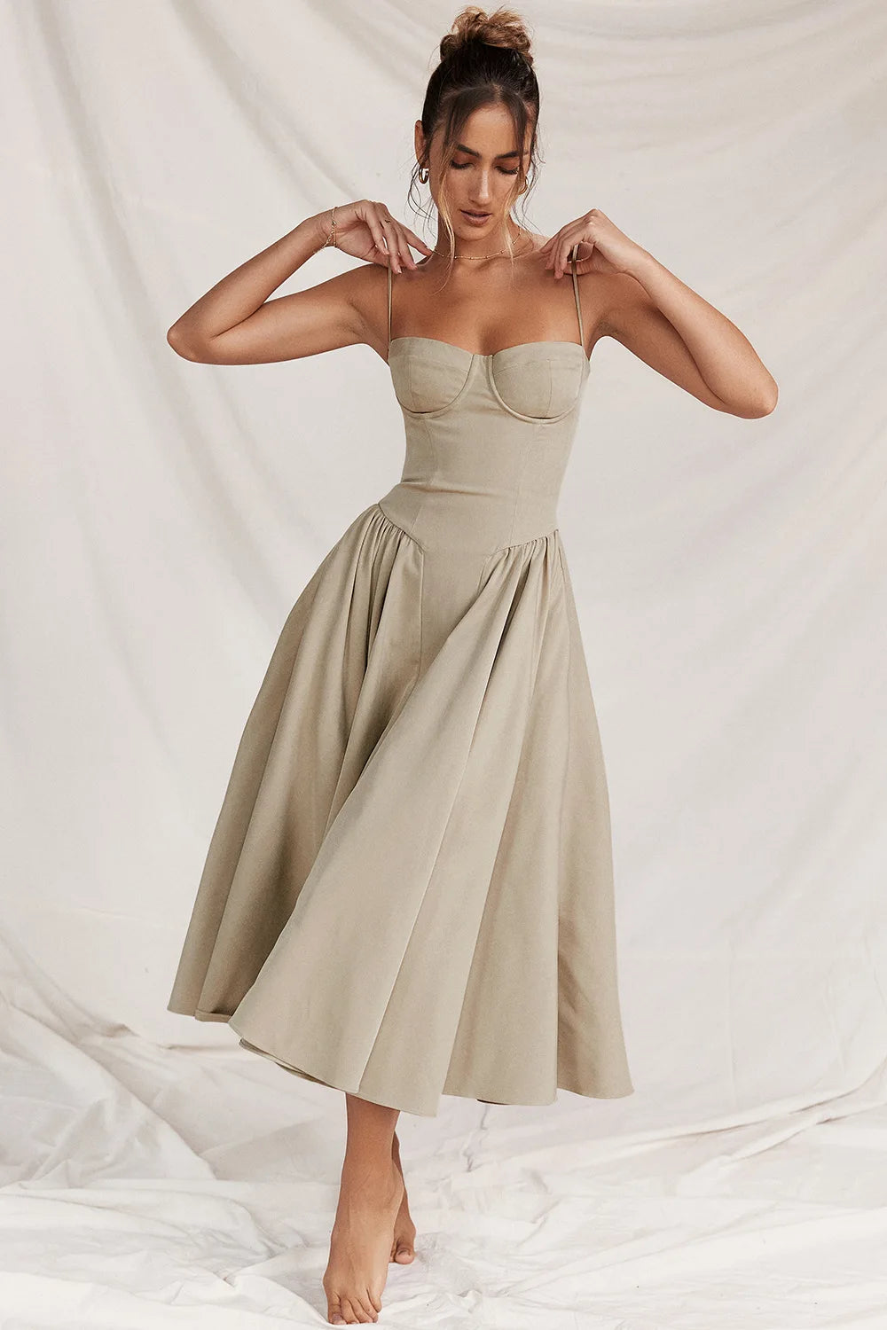 Vestido Midi Floral de Cintura Alta — Modelo A