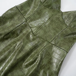 Vestido Curto com Efeito Couro e Decote sem Alças