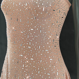 Vestido Curto com Brilho e Pedrarias