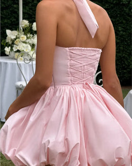Vestido Curto Vermelho com Corpete e Decote Halter