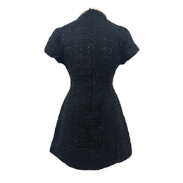 Vestido Curto em Tweed com Ombros Estruturados