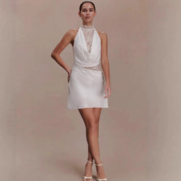 Vestido Curto Branco de Renda com Gola Alta
