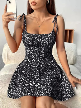 Vestido Curto Floral com Alças Finas