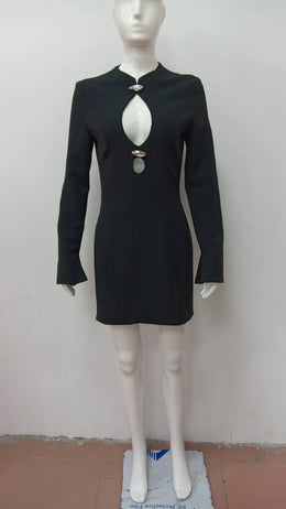 Vestido Curto com Recortes e Manga Comprida