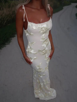 Vestido Curto Bordado com Costas Descobertas
