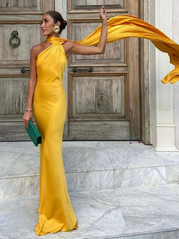 Vestido Comprido Acetinado com Costas Descobertas — Modelo Multicolorido