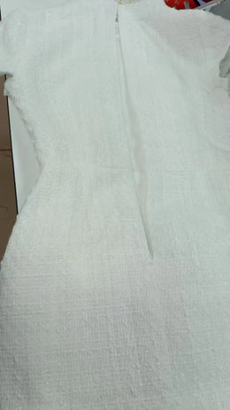 Vestido Curto em Tweed com Ombros Estruturados