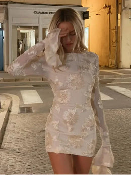 Vestido Curto Bordado com Costas Descobertas
