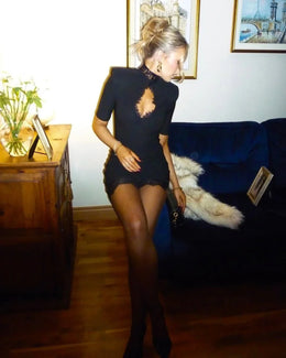 Vestido Curto de Renda com Gola Alta — Modelo A
