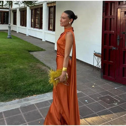 Vestido Comprido Acetinado com Costas Descobertas — Modelo Multicolorido