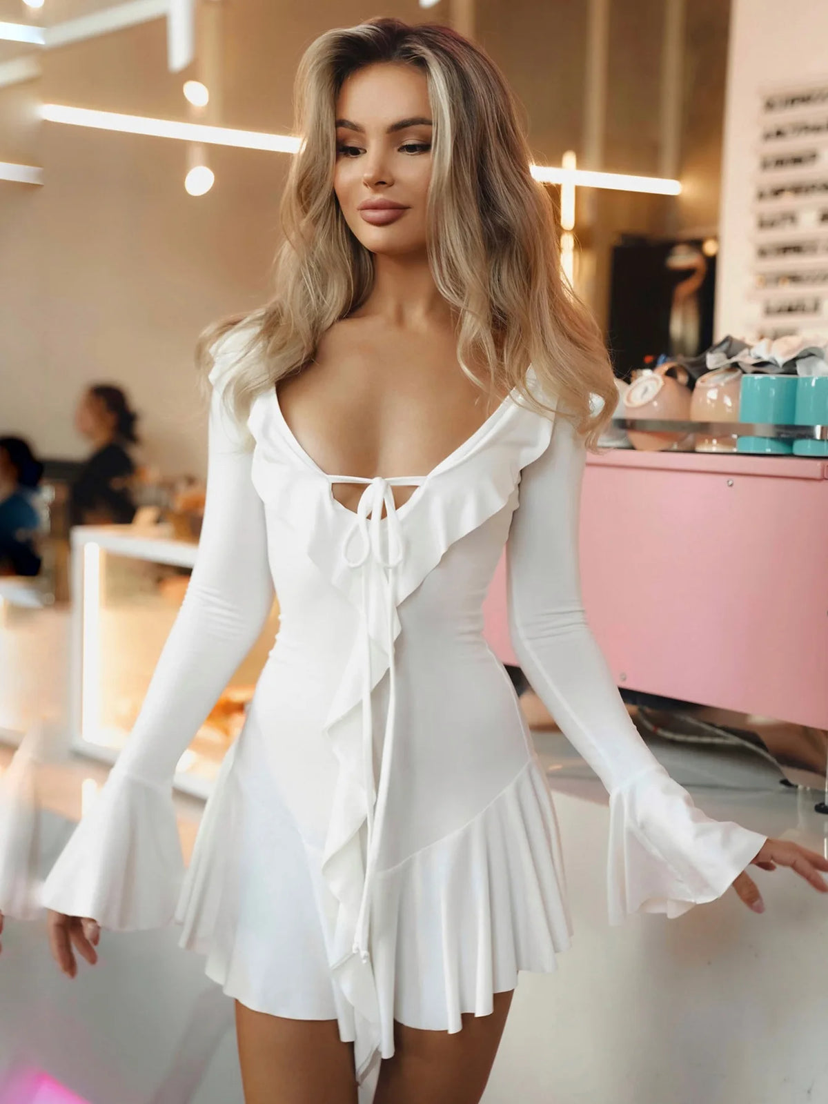 Vestido Curto com Folhos e Mangas Amplas