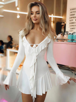 Vestido Curto com Folhos e Mangas Amplas