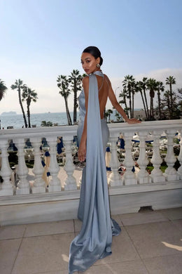 Vestido Comprido Acetinado com Costas Descobertas — Modelo Multicolorido